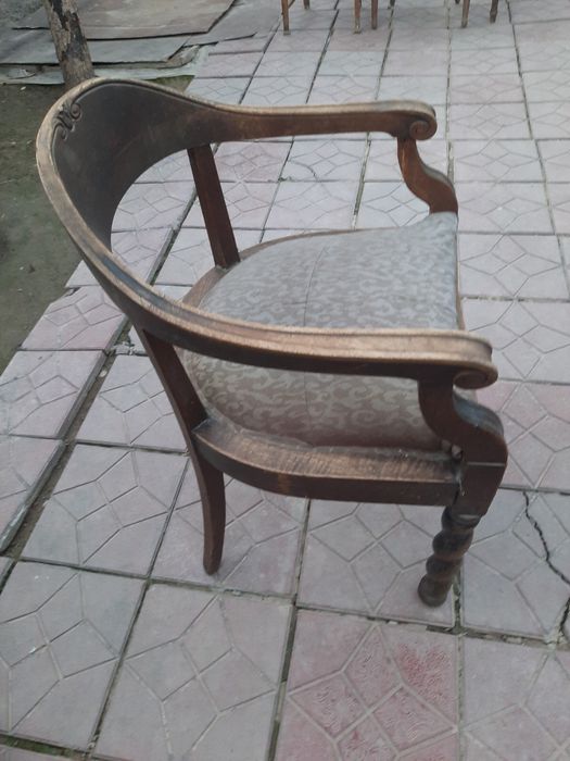 Антикварный овальный  стол.