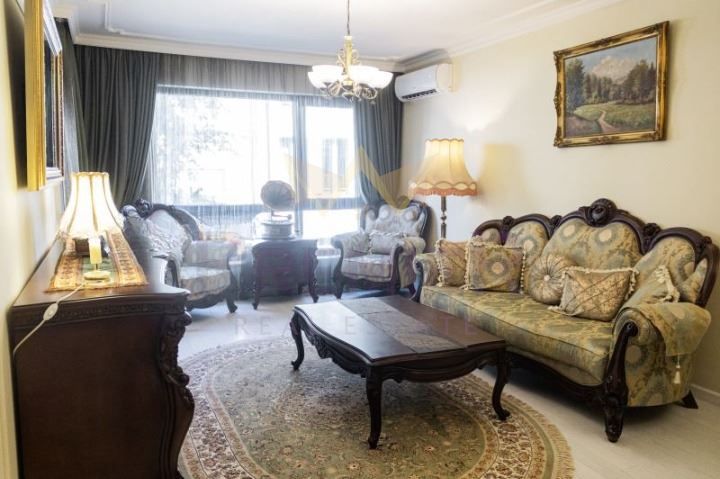 Дава се под наем Двустаен апартамент в Варна, Център - 82 кв.м за 1000 € - Снимка #1