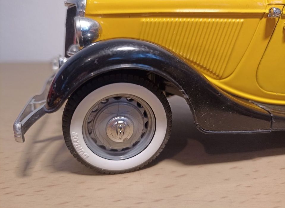 Ford V8 
Scara 1:18
Solido 

Pozele reflectă realitatea. Se vinde exac