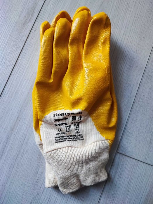 Manusi din poliester, imersate in nitril galben.