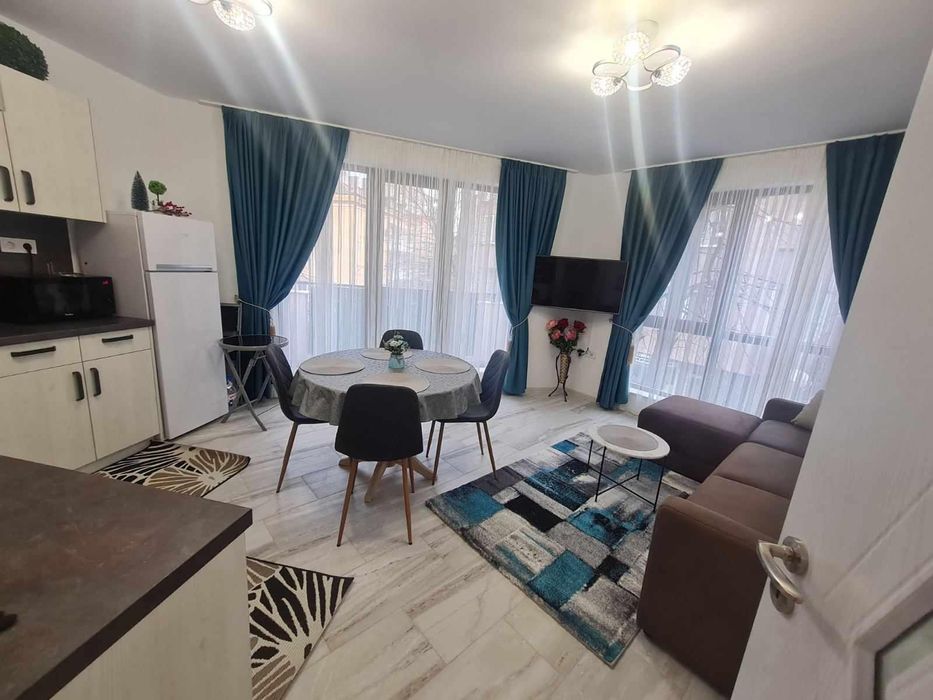 Дава се под наем Тристаен апартамент в Варна, Център - 82 кв.м за 887.4 € - Снимка #1