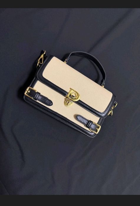 сумка имеется ремешок