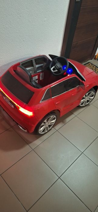 Masinuta electrica audi q8