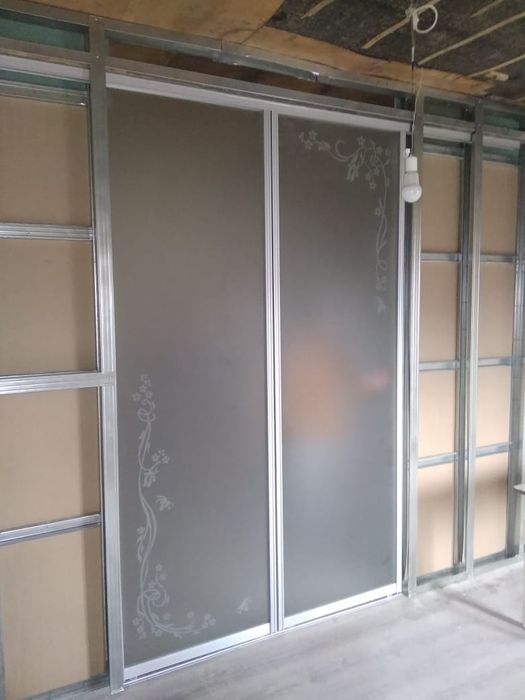 Двери стекла зеркала перегородки
