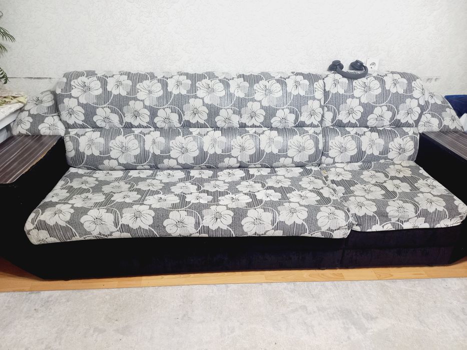 Продам диван б/у со столиком