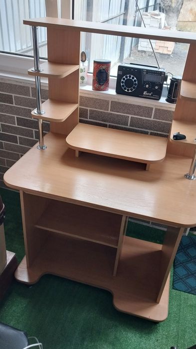 Столик компьютерный.