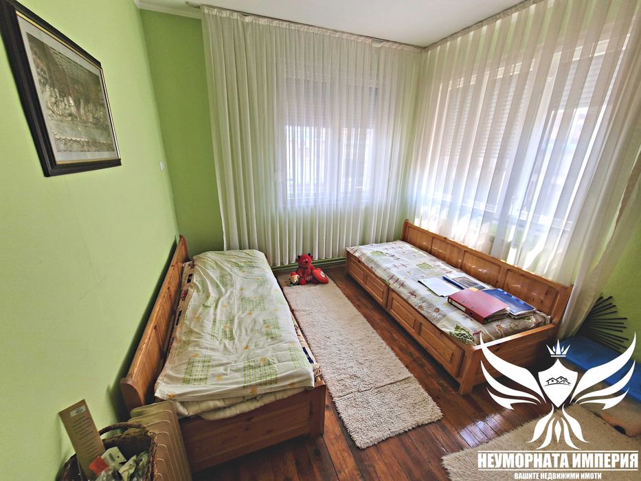 Продавам триетажна къща РЗП 366кв. с 351кв.м. двор в гр.Асеновград