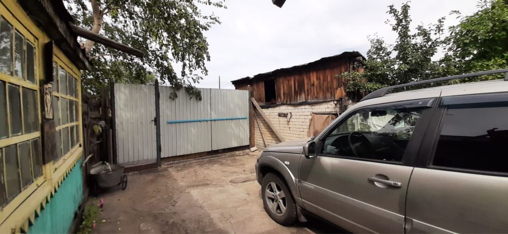 Продаётся дом с большим участком.