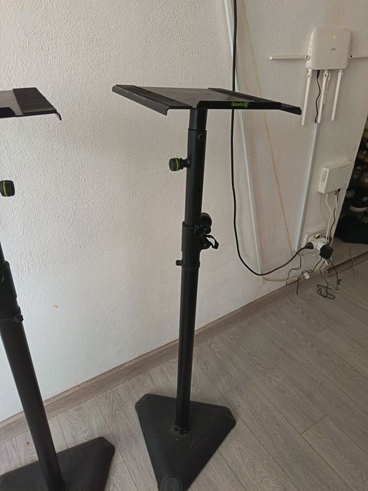 Stative Gravity monitor studio