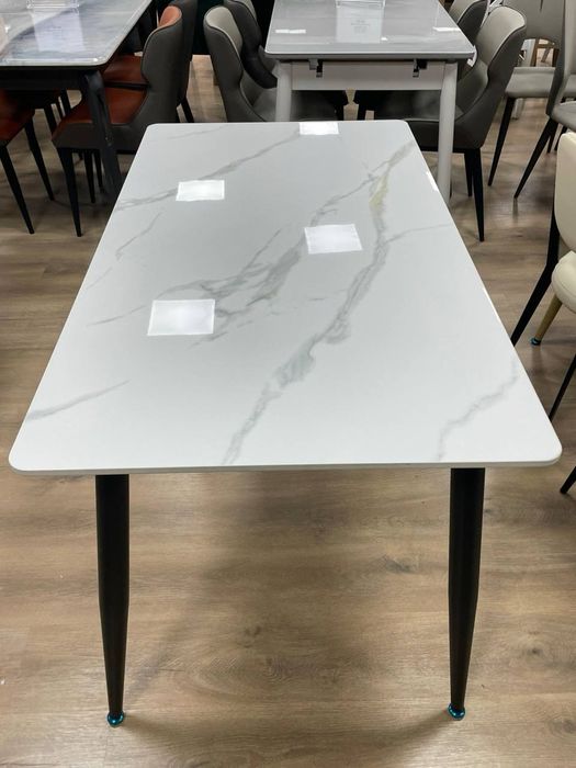 Обеденный стол .