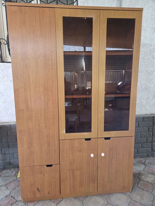 Офисный шкаф (витрина) в отличном состоянии