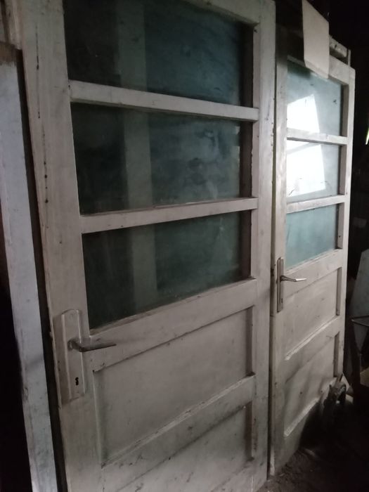 Uși și obiecte vechi