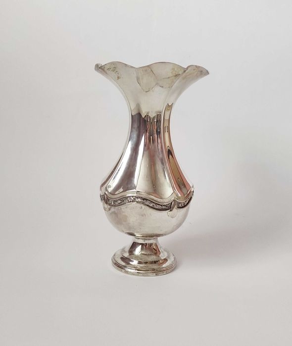 Масивна посребрена ваза с красива форма