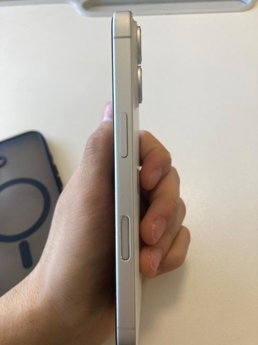 Айфон 16 в белом цвете