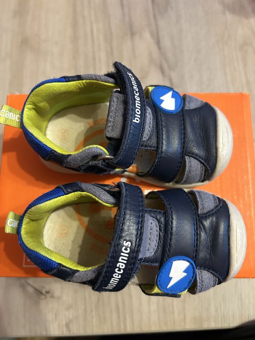 Продавам детски сандали