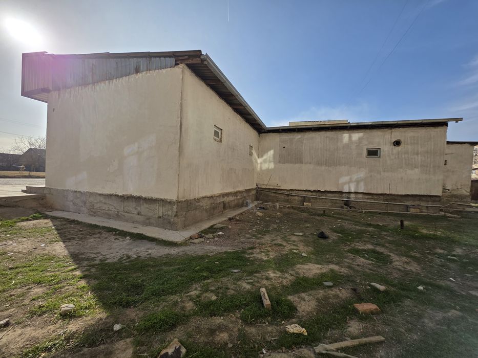 Нотурар бино сотилади.