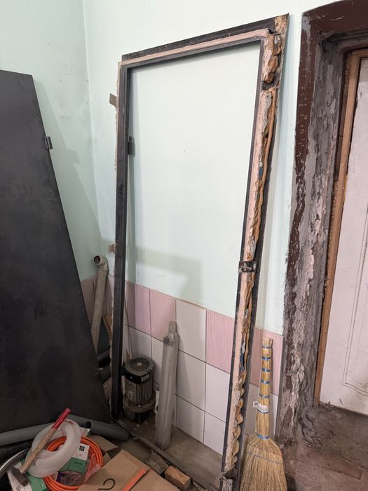 Продам металлическую дверь с рамой