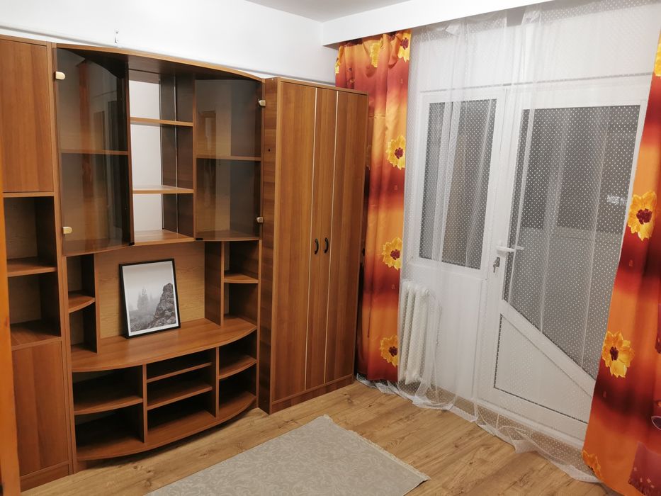 Închiriez apartament cu 4 camere