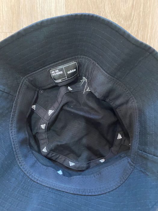 Продавам Шапка на Adidas