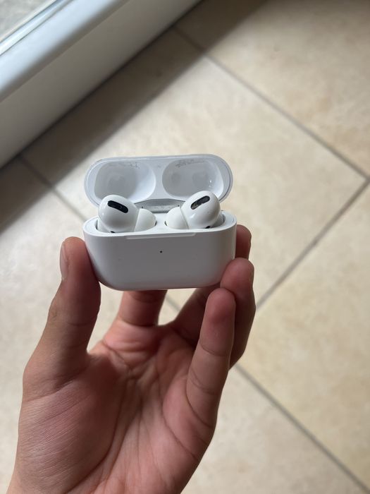 AirPods Pro 2 white case gen 2022