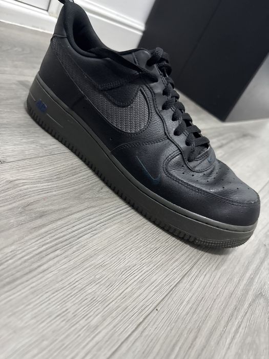 Vând Nike Air Force 1 ’07 LV8 – Black / Obsidian.Stare excelentă