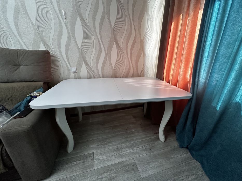 стол белый в отл сост