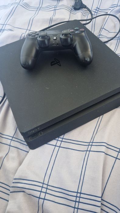 PlayStation 4 Standard 500GB + controller + 10 jocuri ( negociabil)