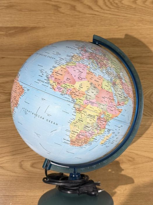 Светещ глобус Ден и нощ