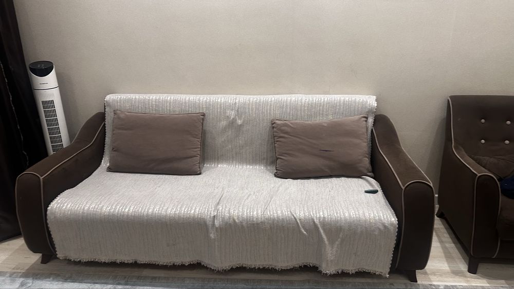 Диван с креслом с подушками