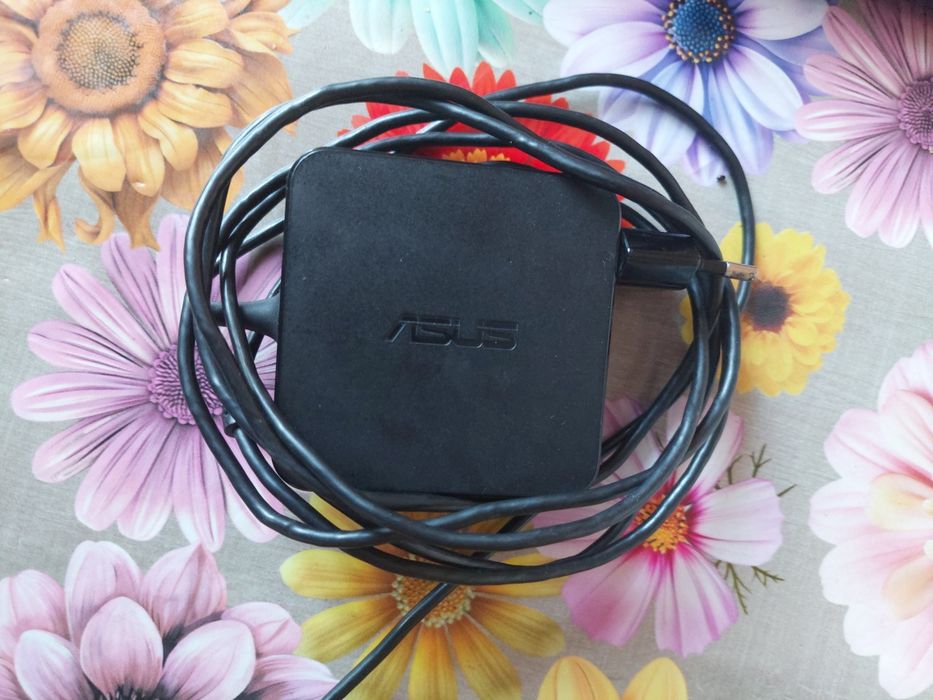 Notebook sotiladi Asus