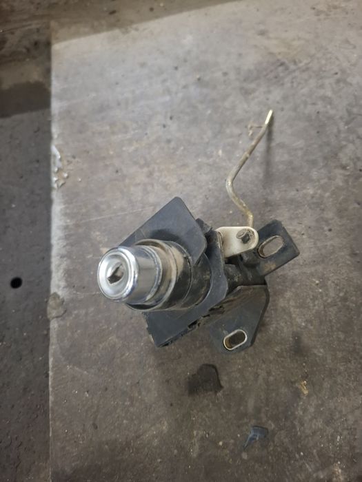 Замок багажника 124 мерседес