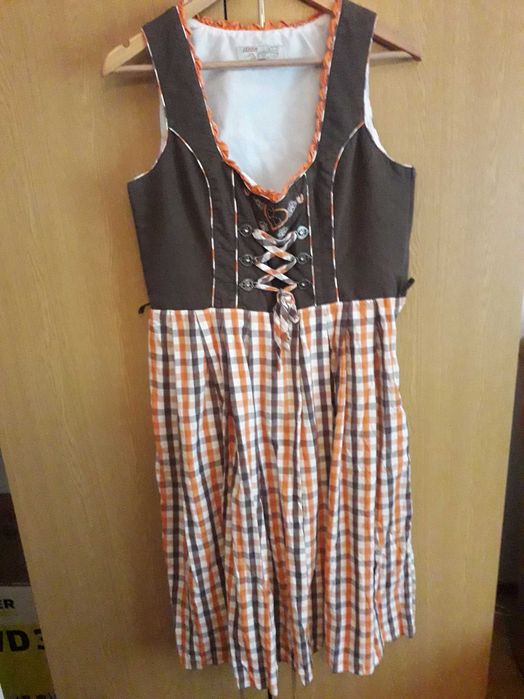 2 rochii traditionale sasesti
