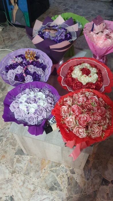 Букети от сатенени рози