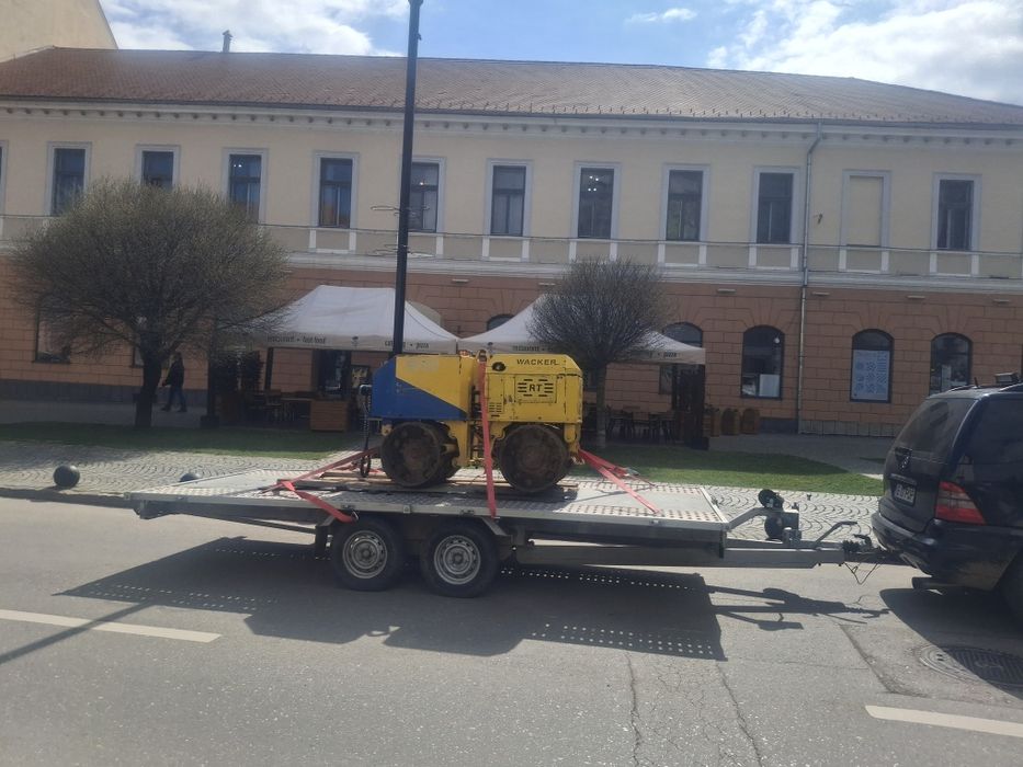 Inchiriez Bobcat miniexcavator cilindru compactor