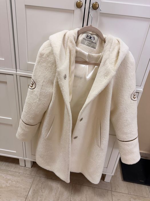 Продавам шуба кремова Balenciaga