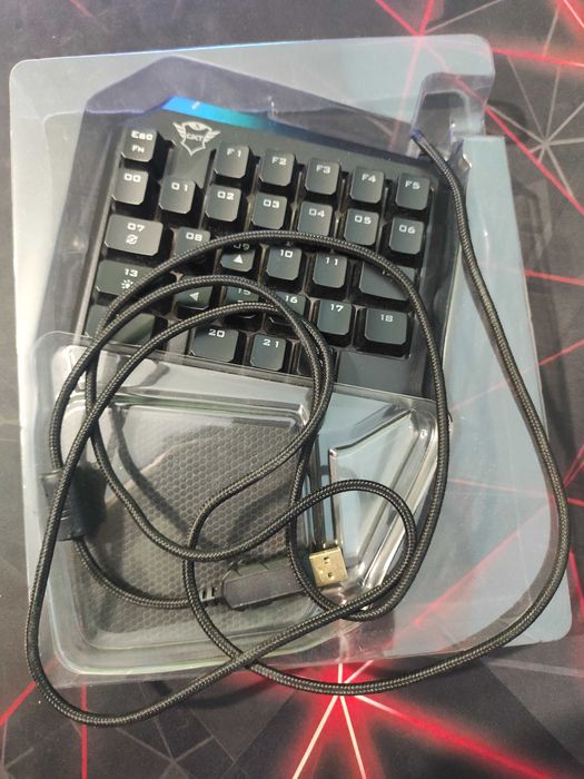 Trust - геймърска клавиатура - 50 % и оптична мишка tech