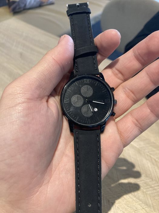 Продам новые часы за дешево.