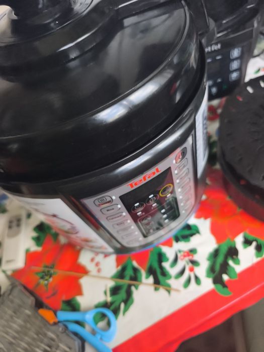 Vând multicooker Tefal one pot parțial defect