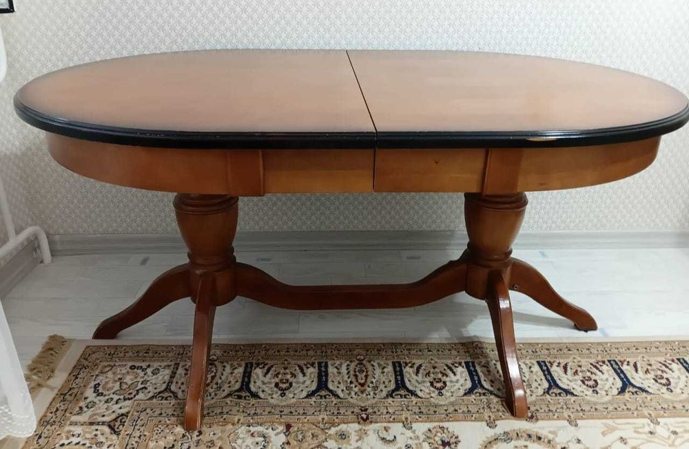 Продается деревянный стол