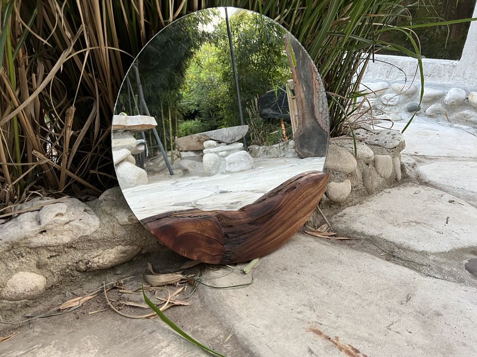 Огледала с дървен акцент