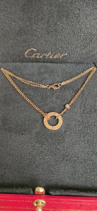 Бренд Cartier коллекция Love. Золотое колье 750 пробы с бриллиантами.