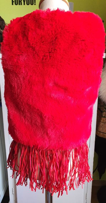 Vesta rosie din blană artificiala foarte, foarte moale varsta 5+