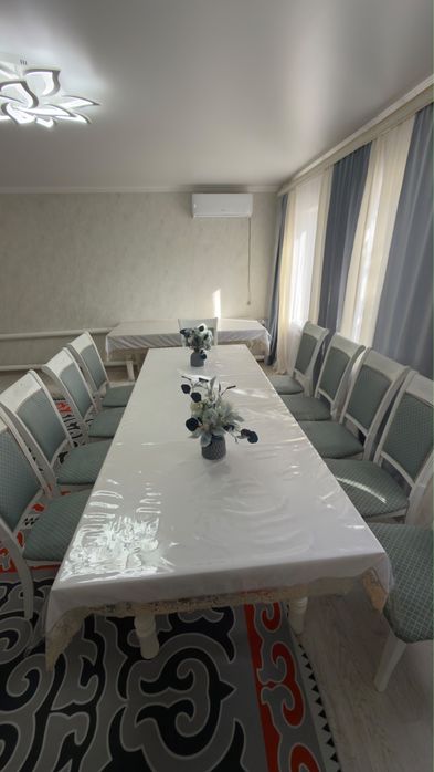 Продам два стола со стульями
