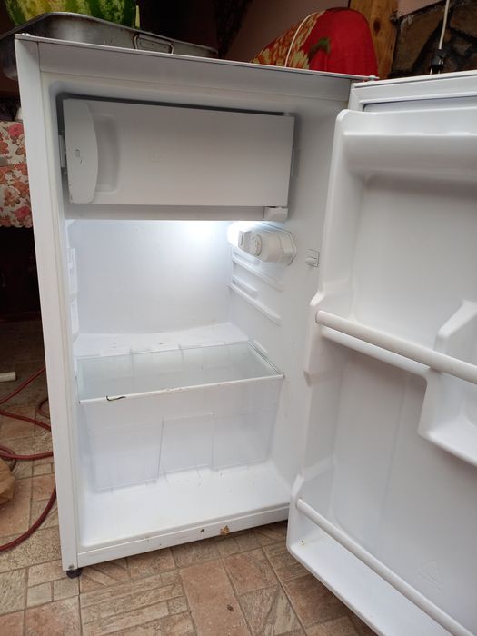 Продавам малак хладилник