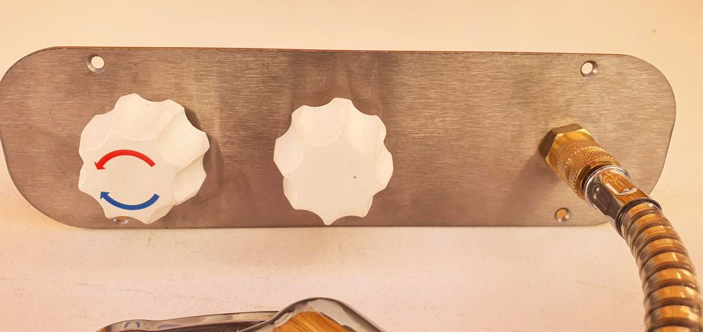 Dus extern cu furtun cu mufa rapida,pe blat de inox,calitate deosebita