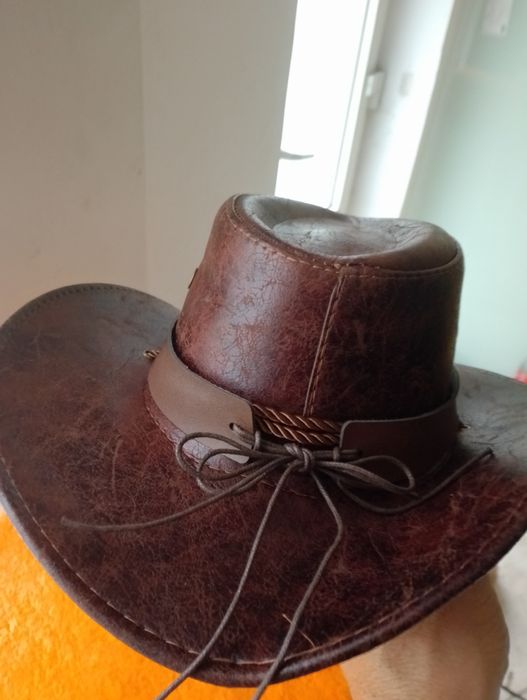 Palarie cowboy cu borul larg