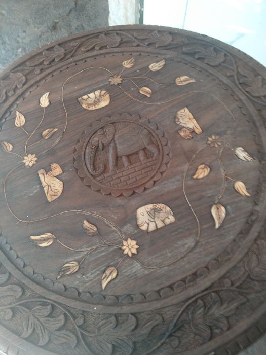 Продавам старинна дървена масичка ръчна дърворезба