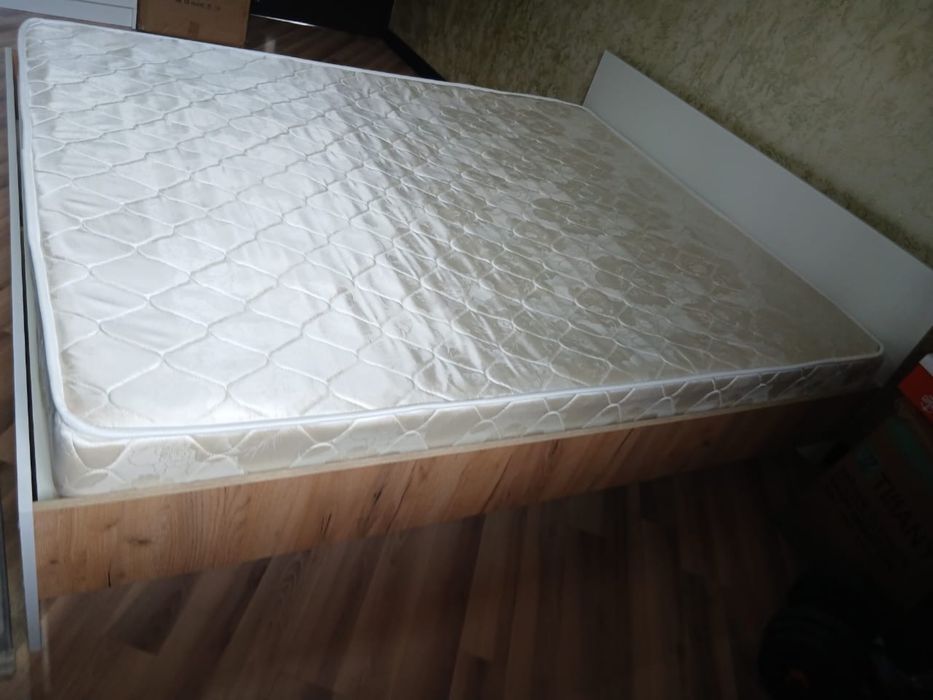 Продам кровать срочно размер 160*200