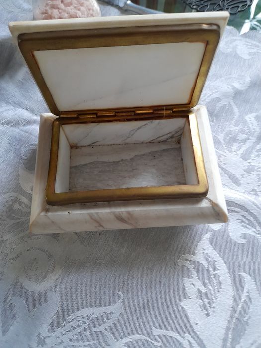 Мраморна статуя,кутия и ретро дамски колан