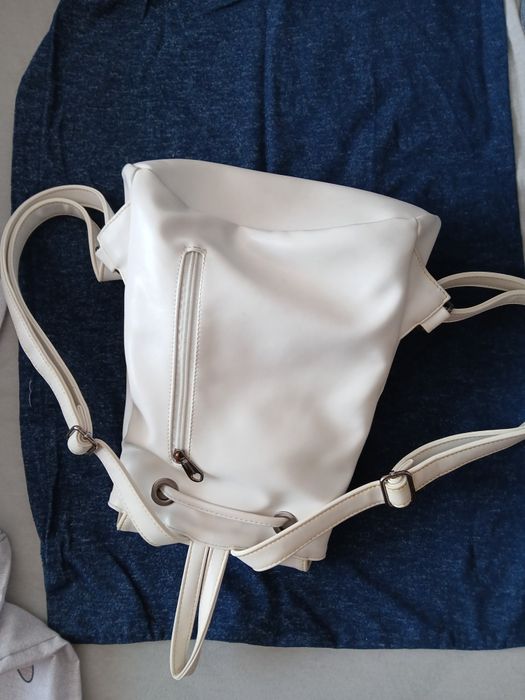 Бяла кожена раница